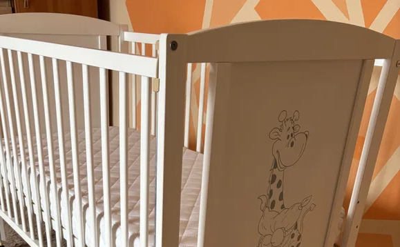 Patut din lemn masiv 120x60 cm Bria alb cu laterala culisanta